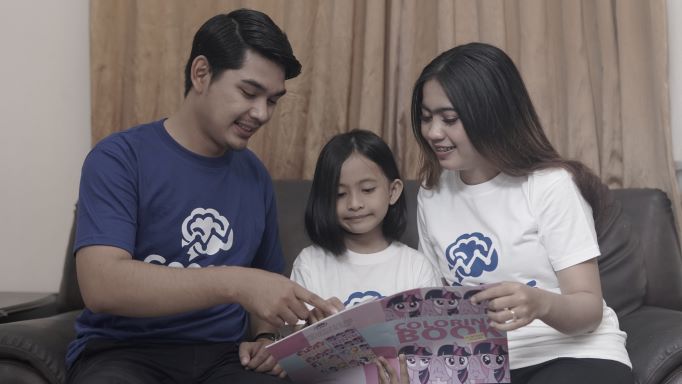 Orang Tua Membacakan Buku Agar Si Kecil Lancar Bicara