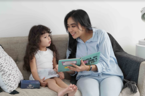 Membaca buku cerita bersama anak dapat mencegah Speech Delay
