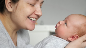 Perkembangan bicara bayi adalah bisa melakukan cooing atau berceloteh tanpa arti