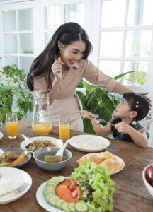 Memberikan nutrisi yang sehat dapat meningkatkan kecerdasan otak anak